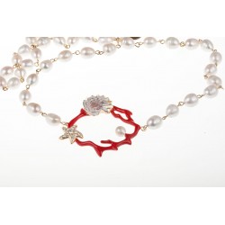 Collana di corallo e un filo di perle bianche medie